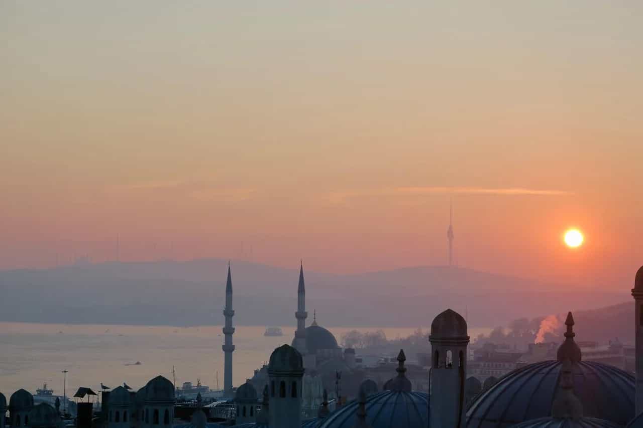 Silueta e Bosforit në lindje të diellit, Stamboll, Turqi – kupolat dhe minaret e xhamive mbi ngushticë