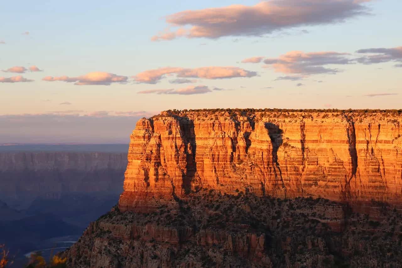 Shkëmbinjtë e Grand Canyon në perëndim, Arizona, SHBA – mure shkëmbore të kuqe në dritën e mbrëmjes