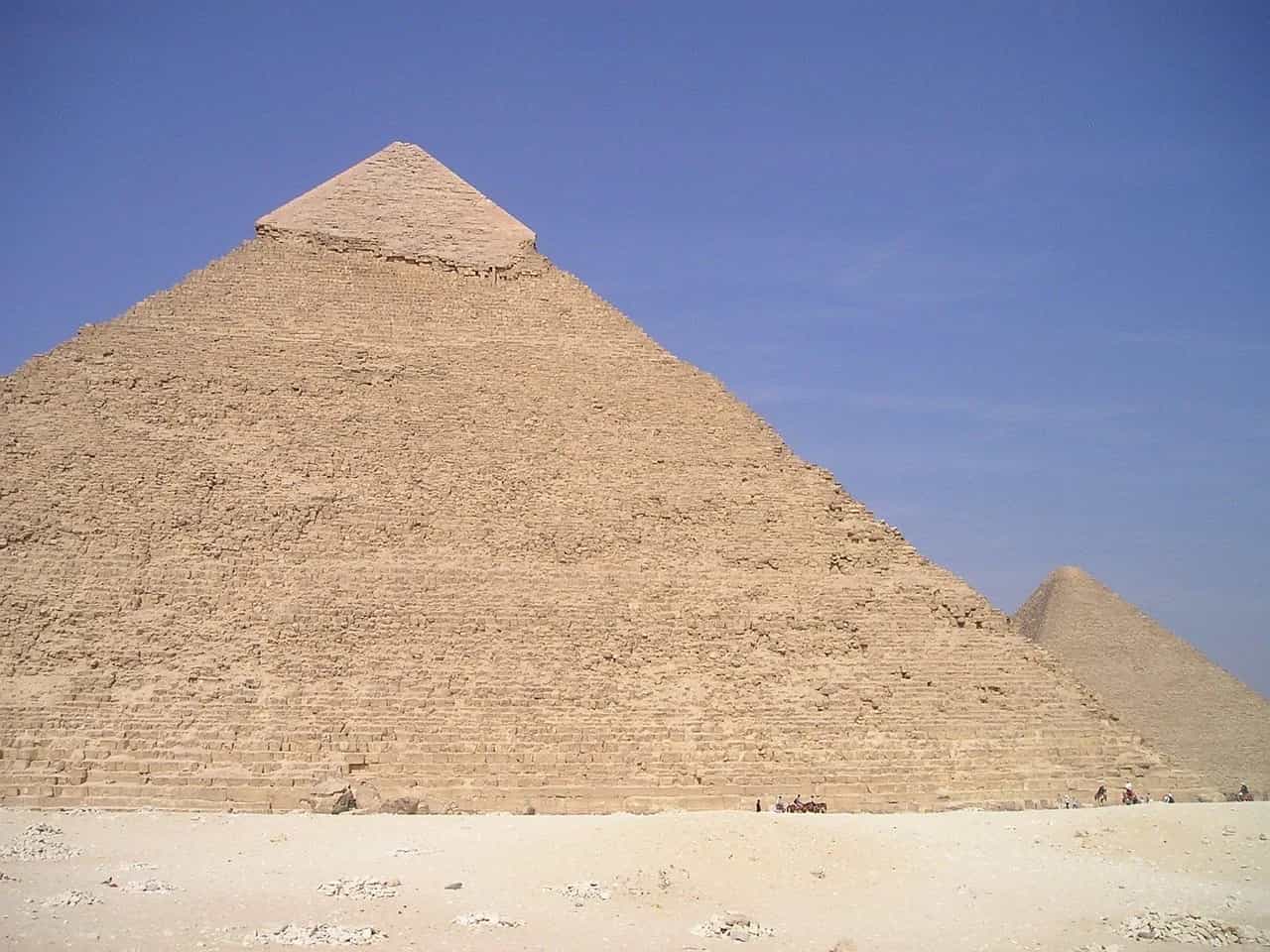Piramida e Khafres në Giza, Kajro, Egjipt – monument i lashtë gëlqeror që ngrihet nga shkretëtira