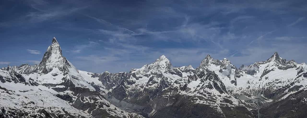 Matterhorn dhe majat e mbuluara me borë, Alpet Zvicerane, Zvicër – panoramë madhështore malore