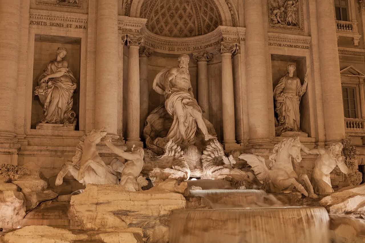 Skulpturat e Fontana di Trevi, Romë, Itali – detaje mermeri barok dhe ujë rrjedhës