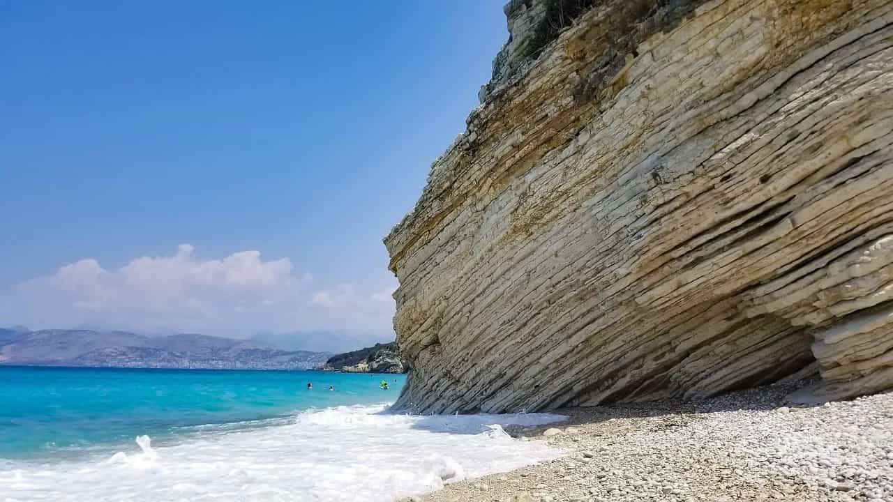Ujërat tirkuaz takojnë shkëmbinjtë dramatikë përgjatë bregdetit mahnitës të Rivierës shqiptare.