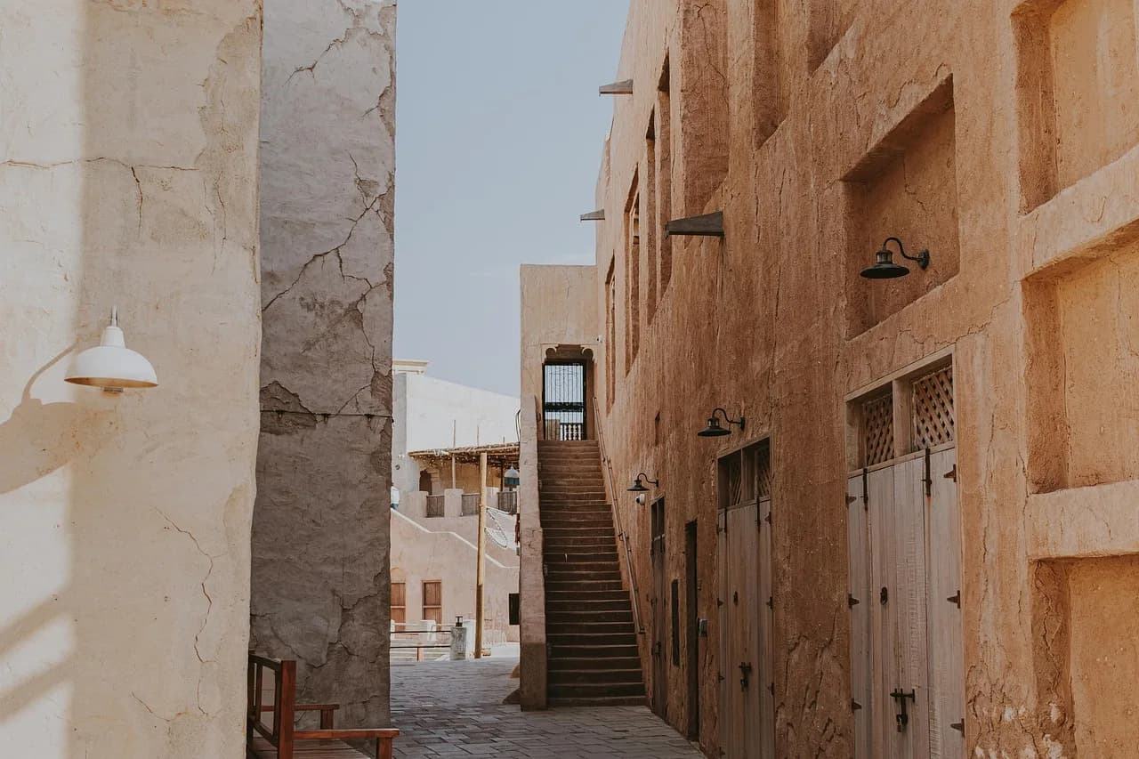 Rrugicë historike në Al Seef, Dubai, EBA – ndërtesa tradicionale prej gëlqeroreje dhe shkallë në Dubain e vjetër