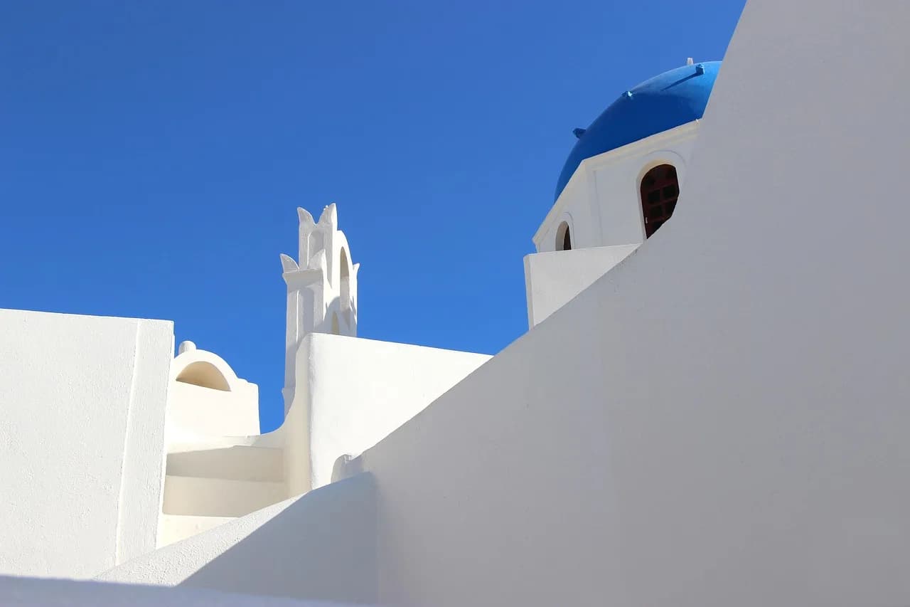 Detaj i kupolës blu të kishës, Oia, Santorini, Greqi – arkitekturë ikonike kikladike