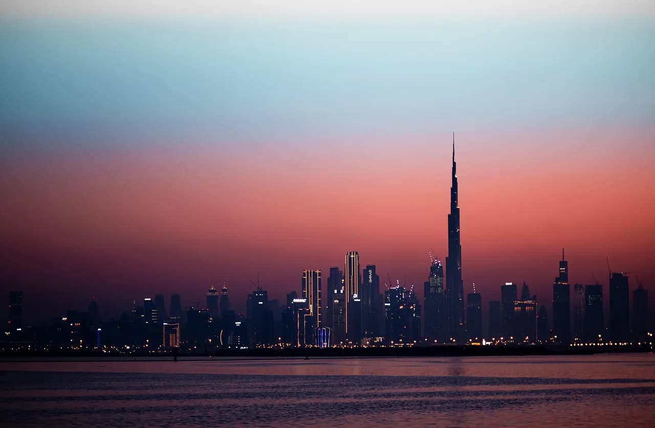 Siluetë e Burj Khalifas në muzg, Dubai, EBA – kulla më e lartë në botë e profilizuar në qiellin trëndafili