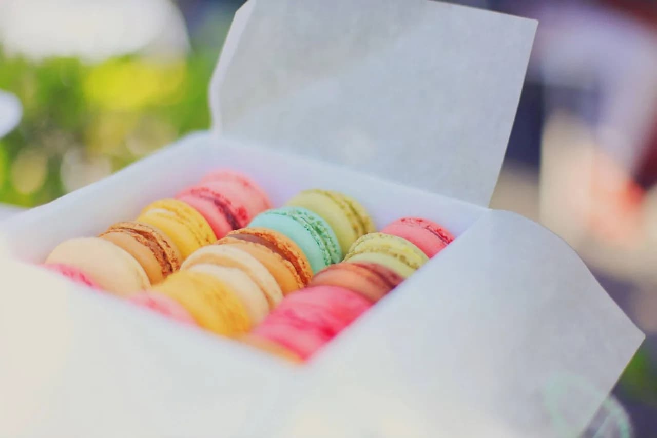 Kuti me makarona franceze, Paris, Francë – ëmbëlsira pastel në një kuti klasike pasticerie pariziane