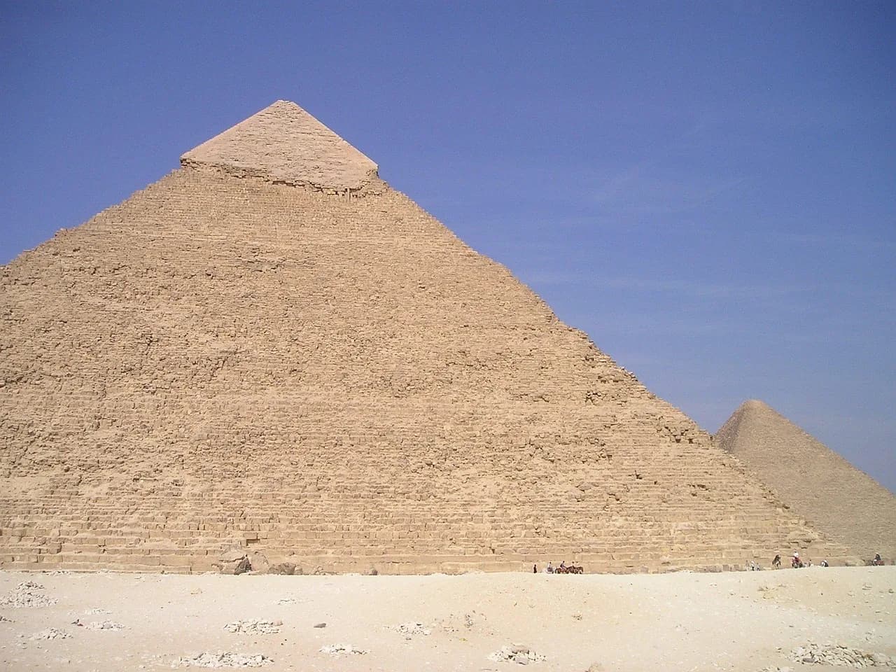Piramida e Khafres në Giza, Kajro, Egjipt – monument i lashtë gëlqeror që ngrihet nga shkretëtira