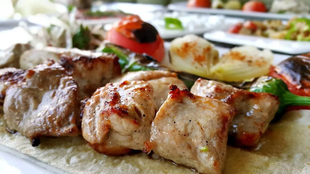Qofte kebab të pjekura në skarë, Antalya, Turqi – kuzhinë tradicionale mesdhetare