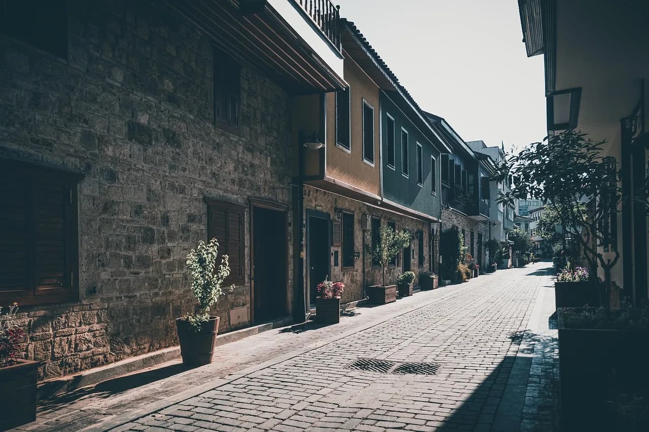 Rrugë me kalldrëm në qytetin e vjetër Kaleiçi, Antalya, Turqi – shtëpi guri historike