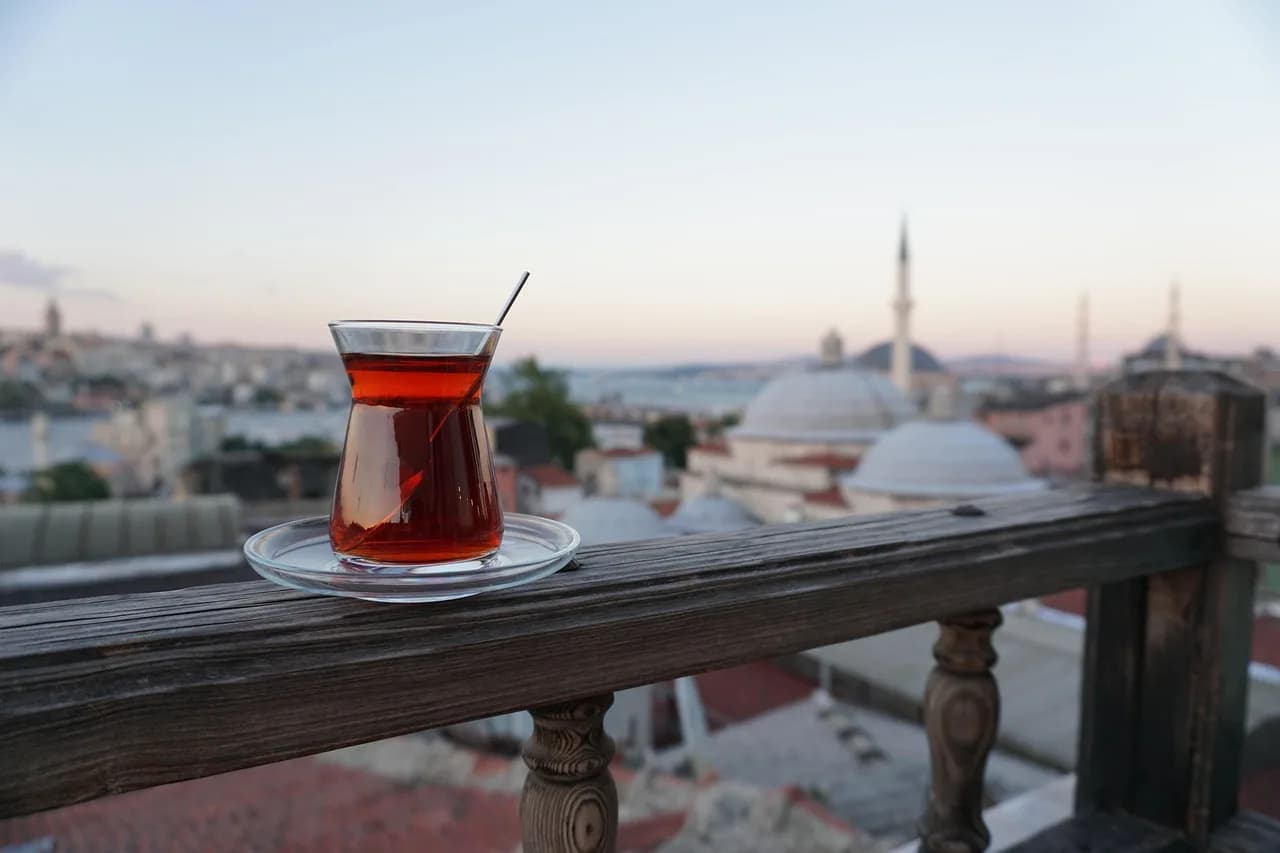 Çaj turk me pamje nga qyteti, Stamboll, Turqi – kupola xhamish në largesinë e mjegullt