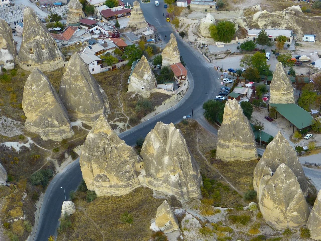 Oxhaqet përrallore, Kapadokia, Turqi – pamje ajrore e banesave shkëmbore konike mbi fshatin Gjoreme
