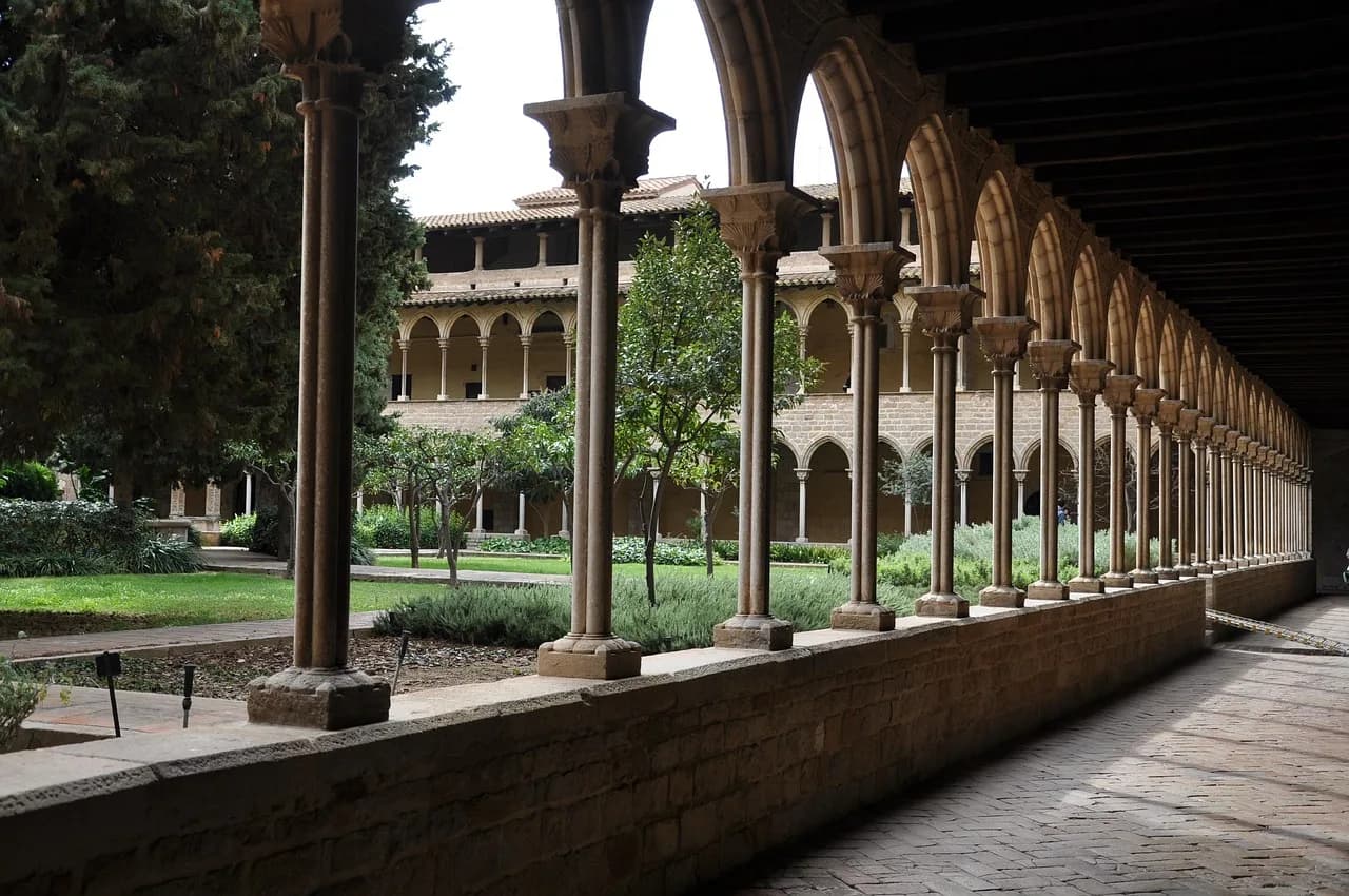 Harqe gotike të klaustrit, Barcelonë, Spanjë – kolona guri të një manastiri historik