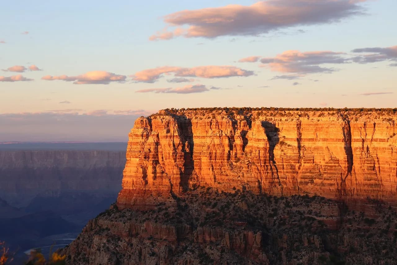 Shkëmbinjtë e Grand Canyon në perëndim, Arizona, SHBA – mure shkëmbore të kuqe në dritën e mbrëmjes