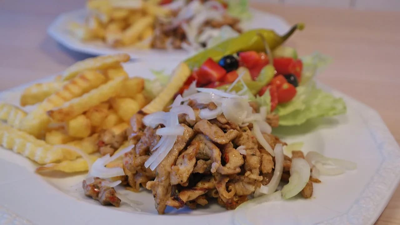 Pjatë tradicionale gyros, Athinë, Greqi – mish i pjekur me sallatë të freskët dhe patate