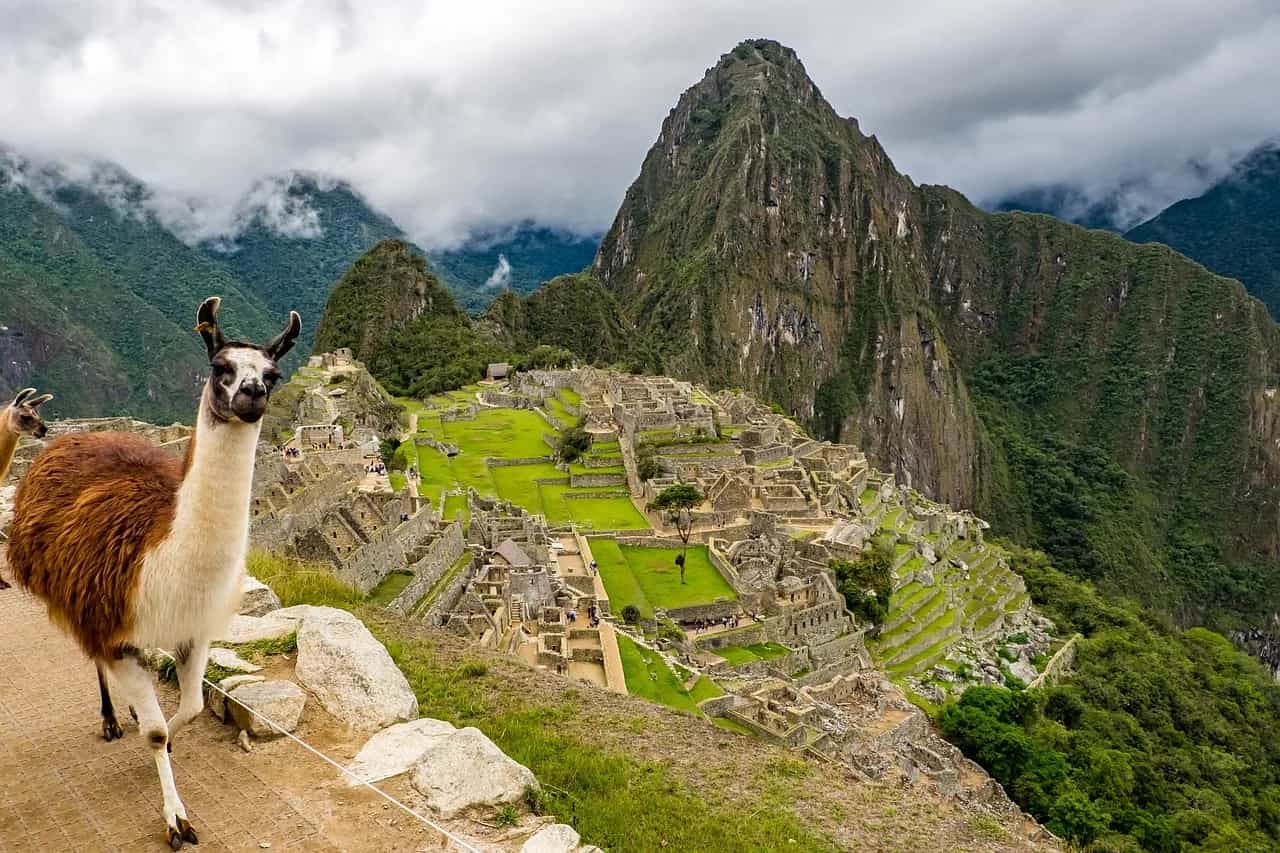 Qyteti i lashtë i Machu Picchut, rajoni i Cuscos, Peru – rrënoja inka mes maleve andine në mjegull