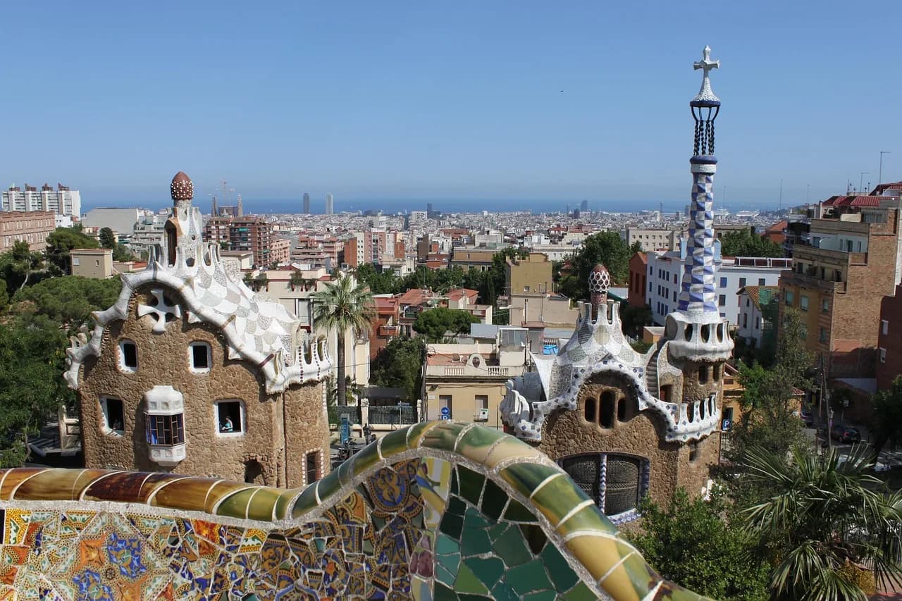 Terrasa me mozaik e Park Güell, Barcelonë, Spanjë – shtëpitë e Gaudí-t mbi siluetën e qytetit