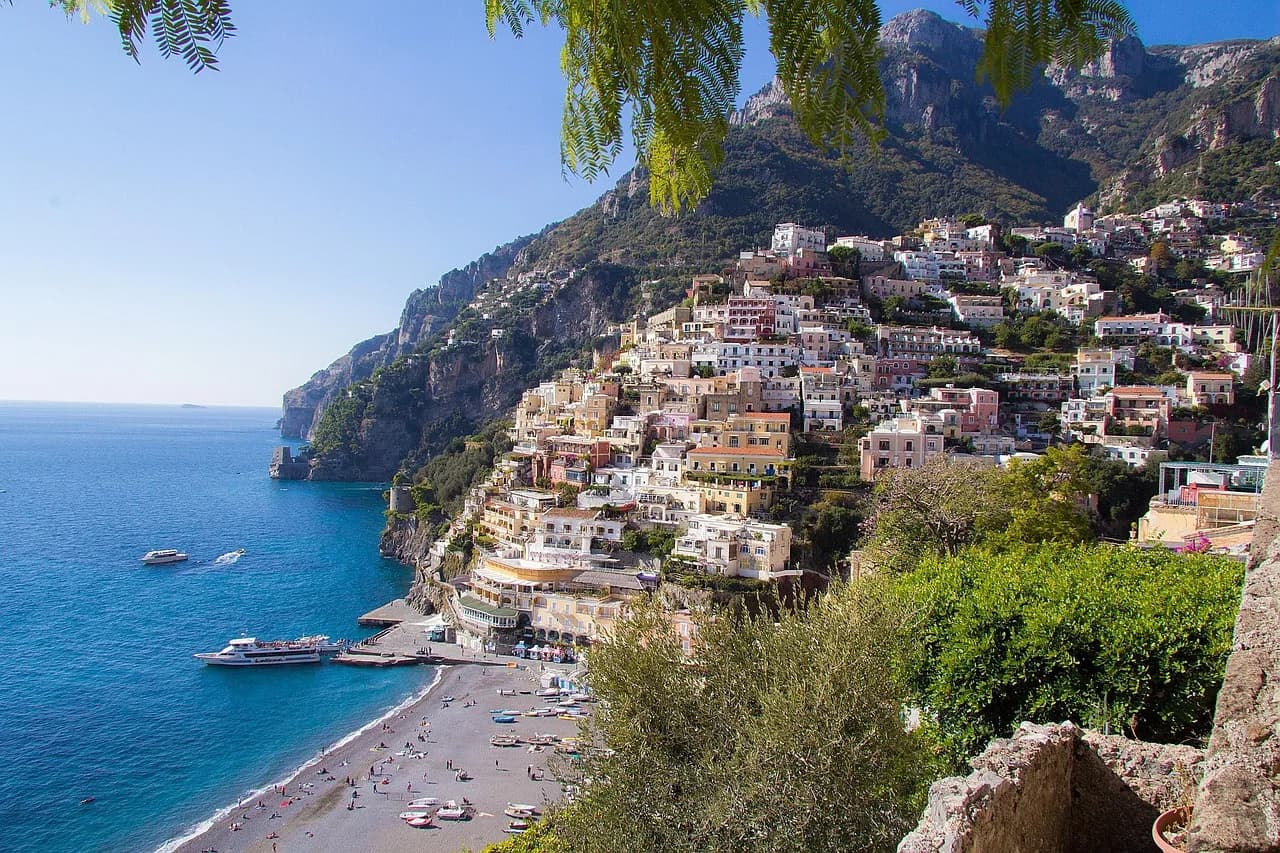 Shtëpitë mbi shkëmb të Positanos, Bregu i Amalfit, Itali – fshat pastel që zbret drejt detit