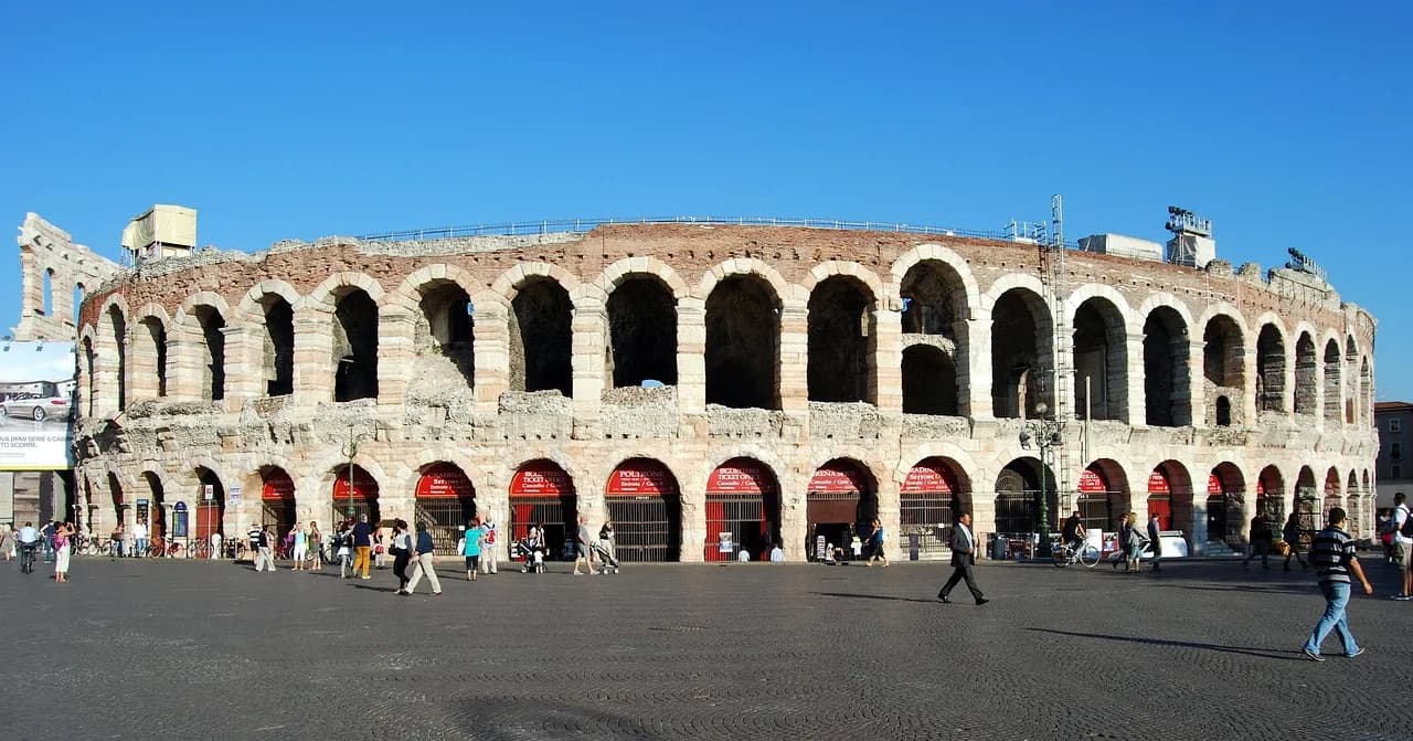 L'Arena romana in Piazza Bra a Verona sotto un cielo azzurro.